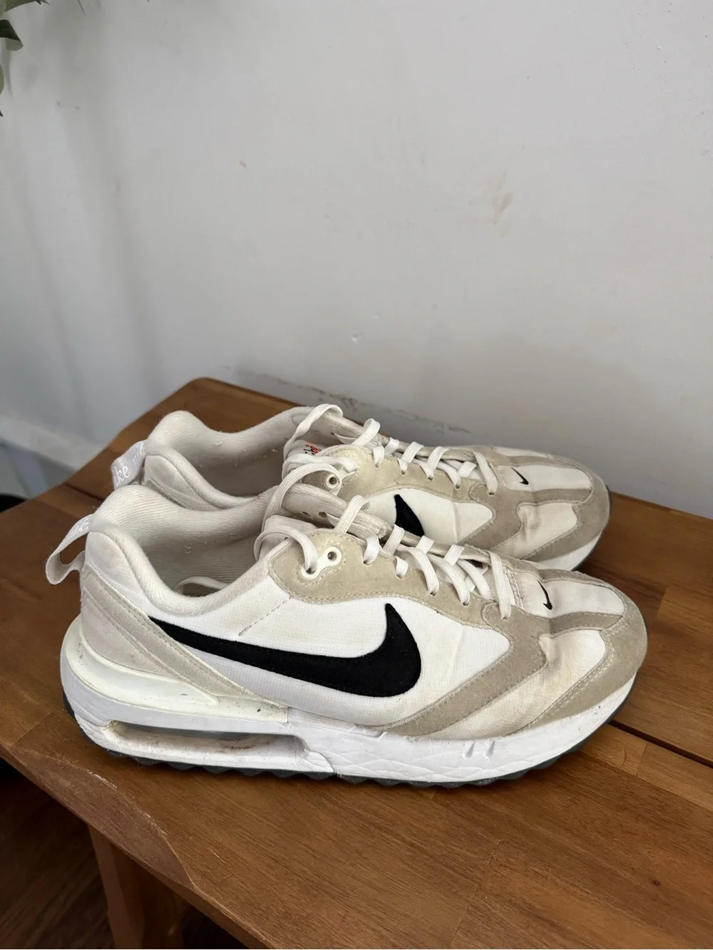 Nike White and Black Low-Top Sneakers